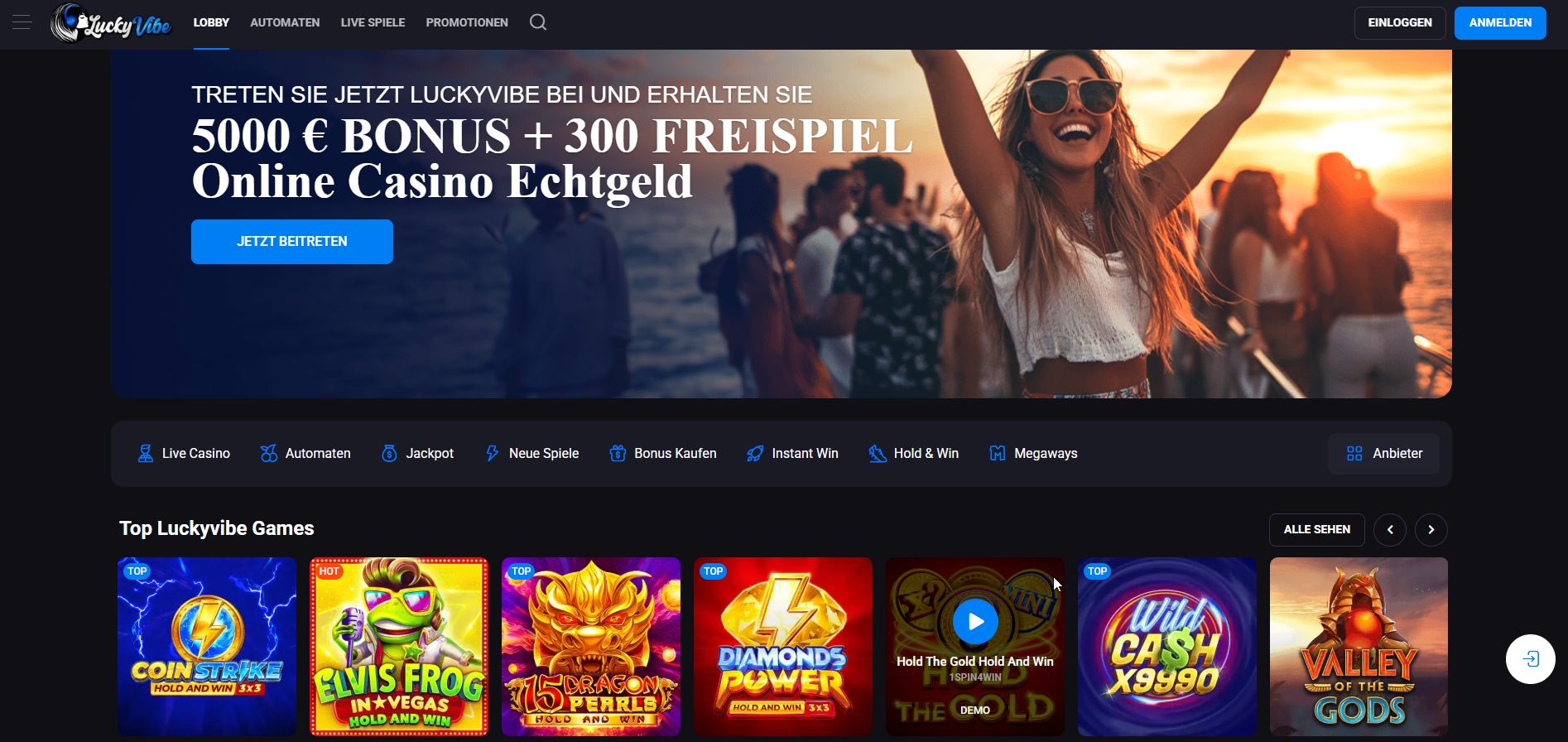Ein entspanntes Boho-Musikfestival in der Abenddämmerung: LuckyVibe spannt Lichterketten zwischen den Bühnen, lässt sanfte Bässe wummern und verwandelt jeden Dreh in einen sorgenfreien Sommernachtstraum